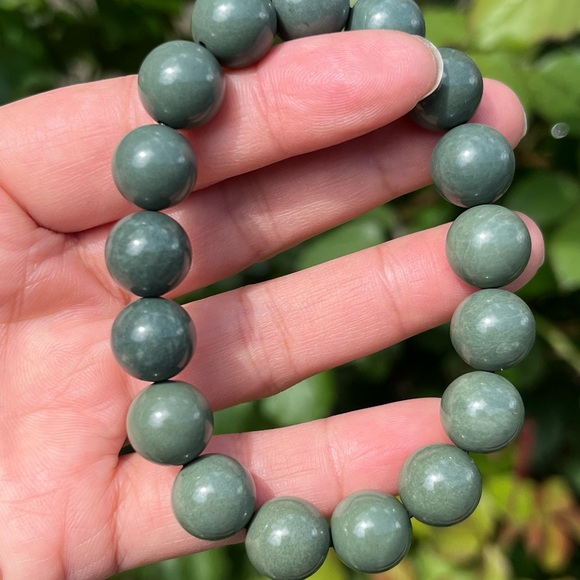 12mm stretchable green Alashan bracelet - Picture 6 of 8